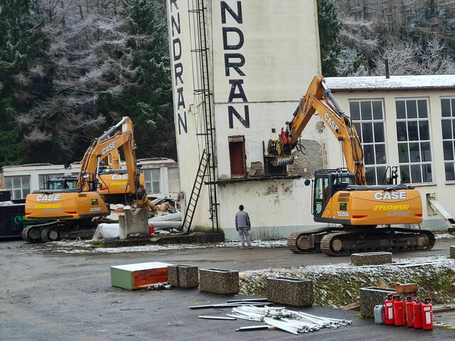 Abbruch-Drei-Case-Raupenbagger-I-Boehrer-Baumaschinen